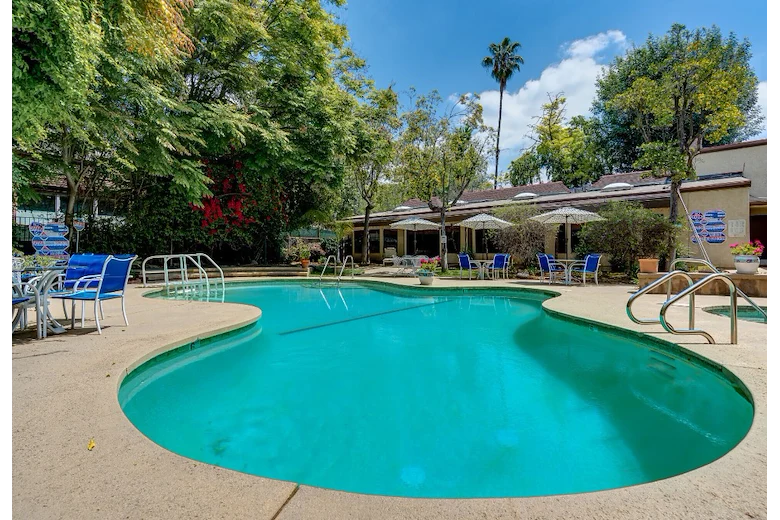 The Oaks of Pasadena pool