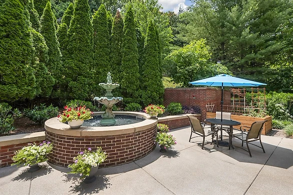 Brookdale Green Hills Cumberland senior living community offering assisted living, memory care, and respite care in Nashville, TN, outdoor space with seating and a water feature