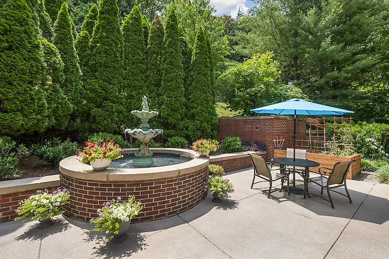 Brookdale Green Hills Cumberland senior living community offering assisted living, memory care, and respite care in Nashville, TN, outdoor space with seating and a water feature