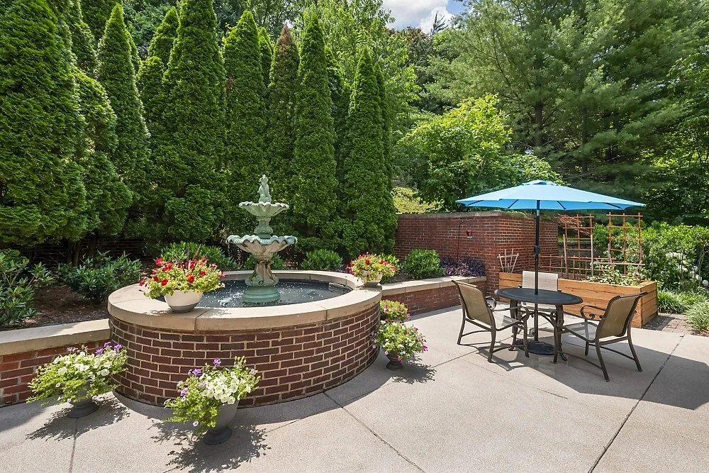 Brookdale Green Hills Cumberland senior living community offering assisted living, memory care, and respite care in Nashville, TN, outdoor space with seating and a water feature