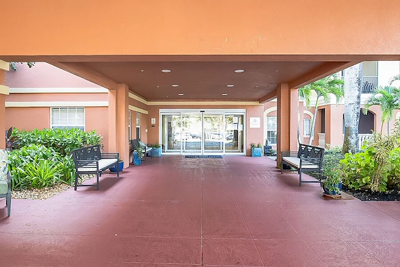 Image of The Collier At Naples (2)