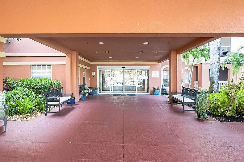 Image of The Collier At Naples (2)