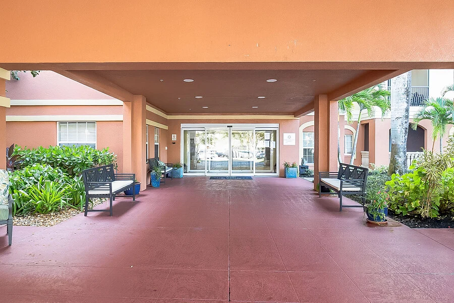 Image of The Collier At Naples (2)