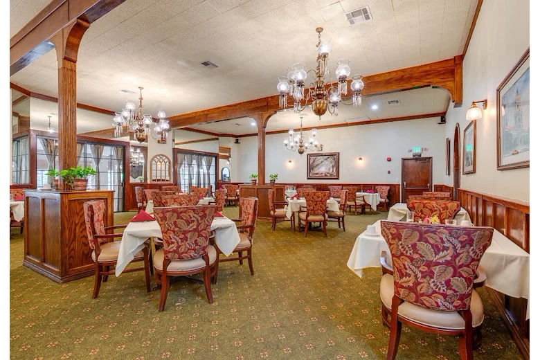 The Oaks of Pasadena community dining room
