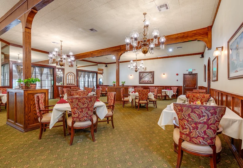 The Oaks of Pasadena community dining room