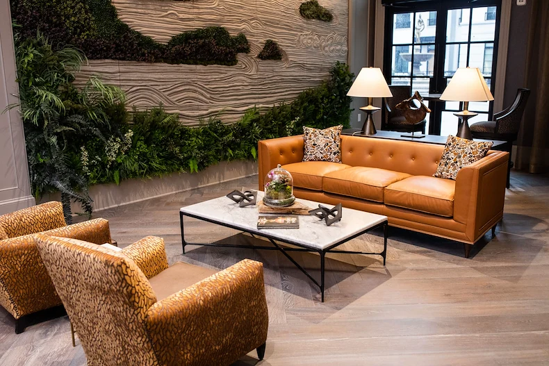 Corso Atlanta senior living community offering independent living, assisted living, memory care, and respite care in Atlanta, GA, comfortable lounge area