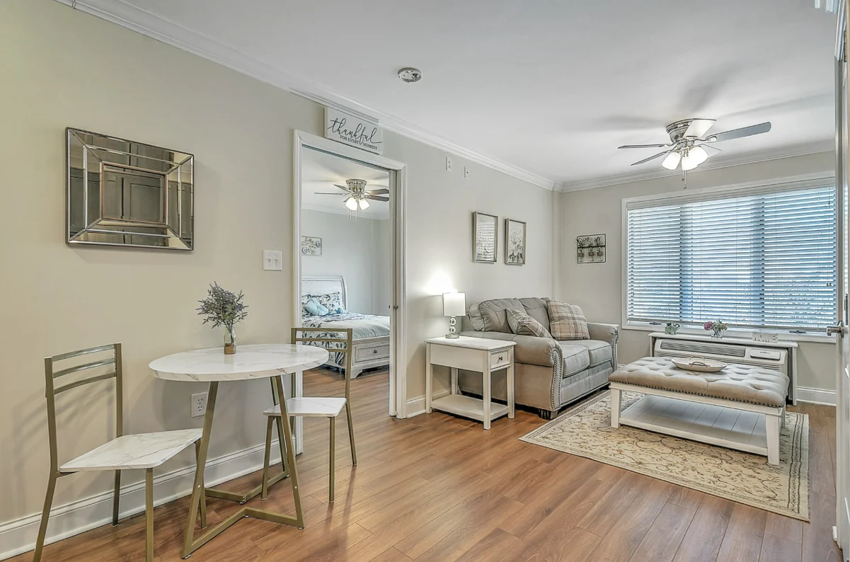 Asbury Place Kingsport, senior living community offering independent living, assisted living, and memory care in Kingsport, TN, apartment living room 