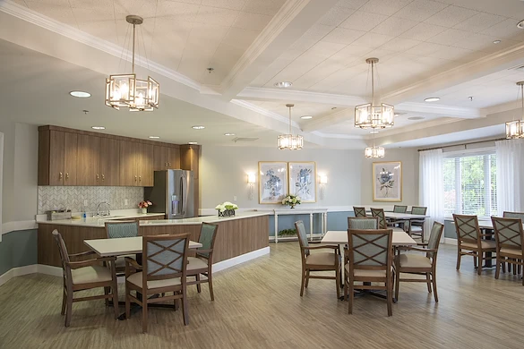 Dublin Glenn Memory Care in Ohio sitting area with tables