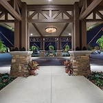 Alto Clermont, senior living community offering assisted living, memory care, and respite care in Clermont, FL, covered drive-through entrance  