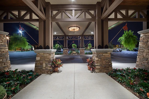 Alto Clermont, senior living community offering assisted living, memory care, and respite care in Clermont, FL, covered drive-through entrance  