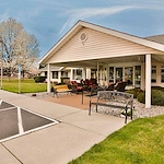 Avamere at Hermiston senior living community offering assisted living and respite care in Hermiston, OR, front exterior with outdoor seating