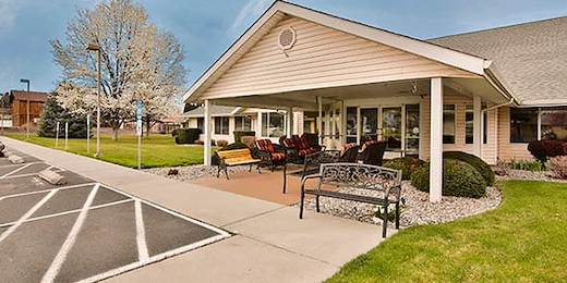 Avamere at Hermiston senior living community offering assisted living and respite care in Hermiston, OR, front exterior with outdoor seating