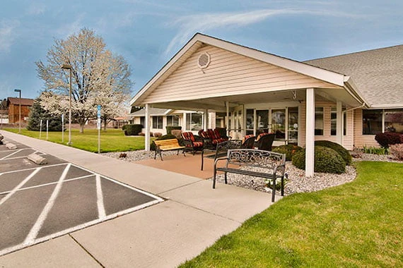 Avamere at Hermiston senior living community offering assisted living and respite care in Hermiston, OR, front exterior with outdoor seating