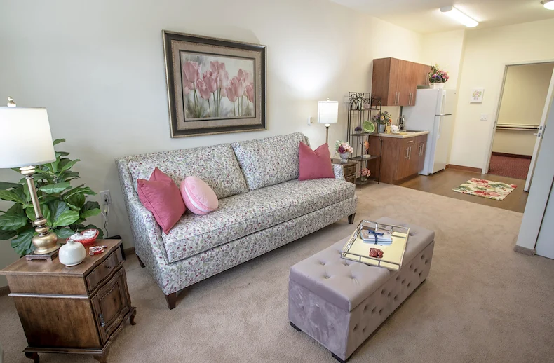 Heatherwood Gracious Retirement Living Hawthorn Senior Independent Living in Tewksbury, Massachusetts apartment living room and kitchenette