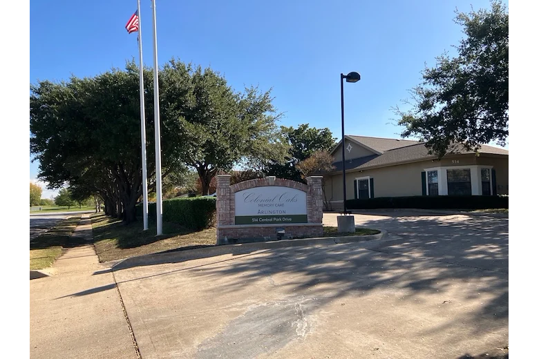 Colonial Oaks at Arlington, TX, community sign