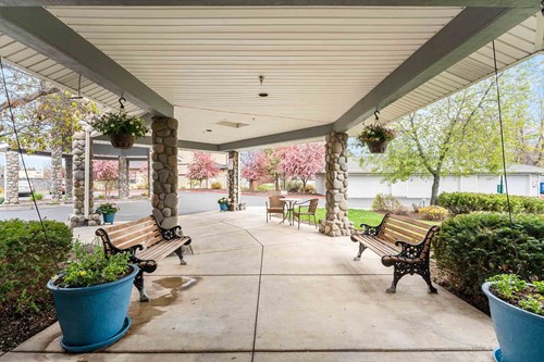 Stone Lodge Gracious Retirement Living Hawthorn Senior independent Living in Bend, Oregon outdoor patio