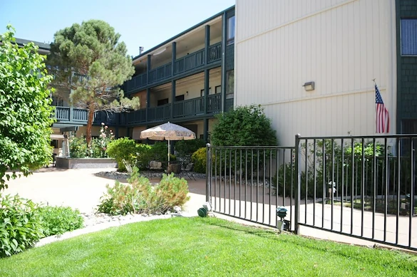 Image of Lakeside Manor (2)