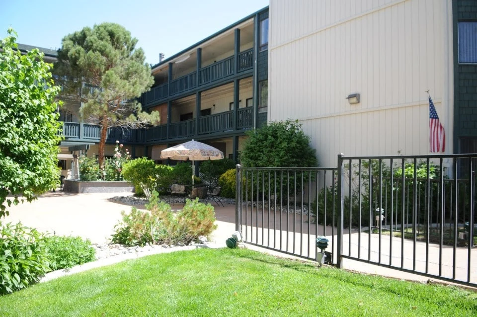 Image of Lakeside Manor (2)