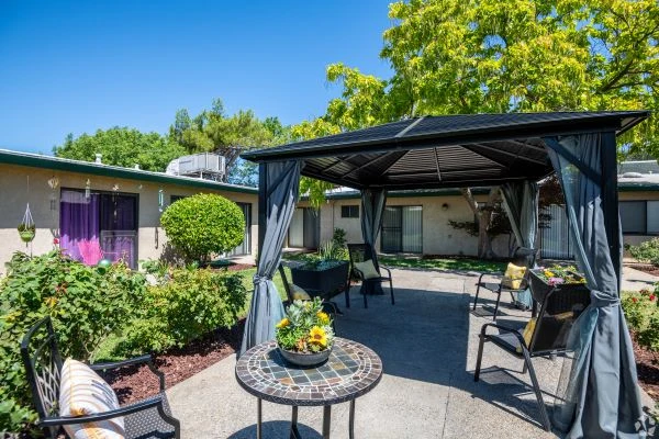 Image of Country Club Manor (6)