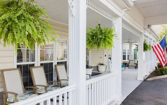 Charter Senior Living of Gallatin, Tennessee, seating on patio