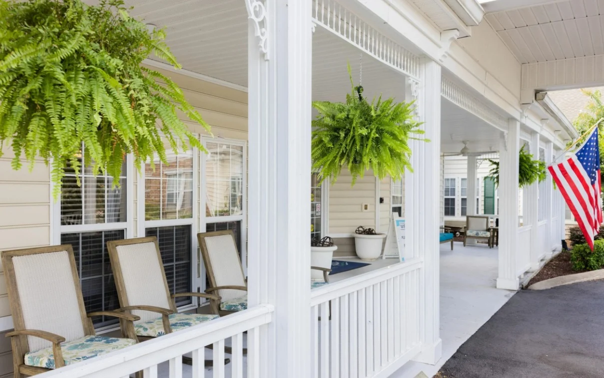 Charter Senior Living of Gallatin, Tennessee, seating on patio