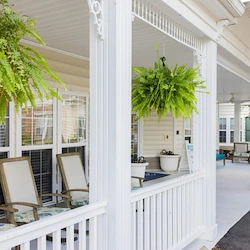 Charter Senior Living of Gallatin, Tennessee, seating on patio