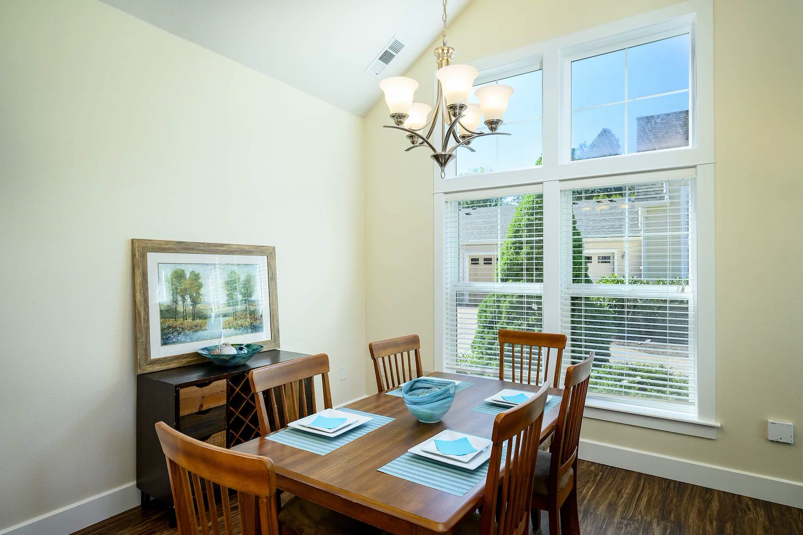 Hillside Senior Living in McMinnville, OR, dining room