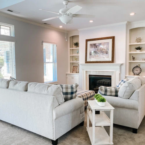 The Knolls Of Oxford apartment living room