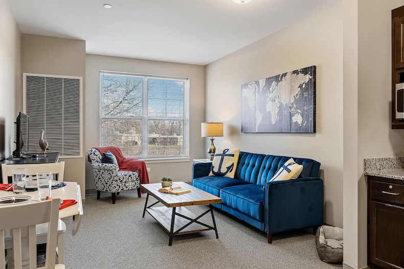 Alto Wheaton, senior living community offering assisted living, memory care, and respite care in Wheaton, IL, apartment living room with great natural lighting