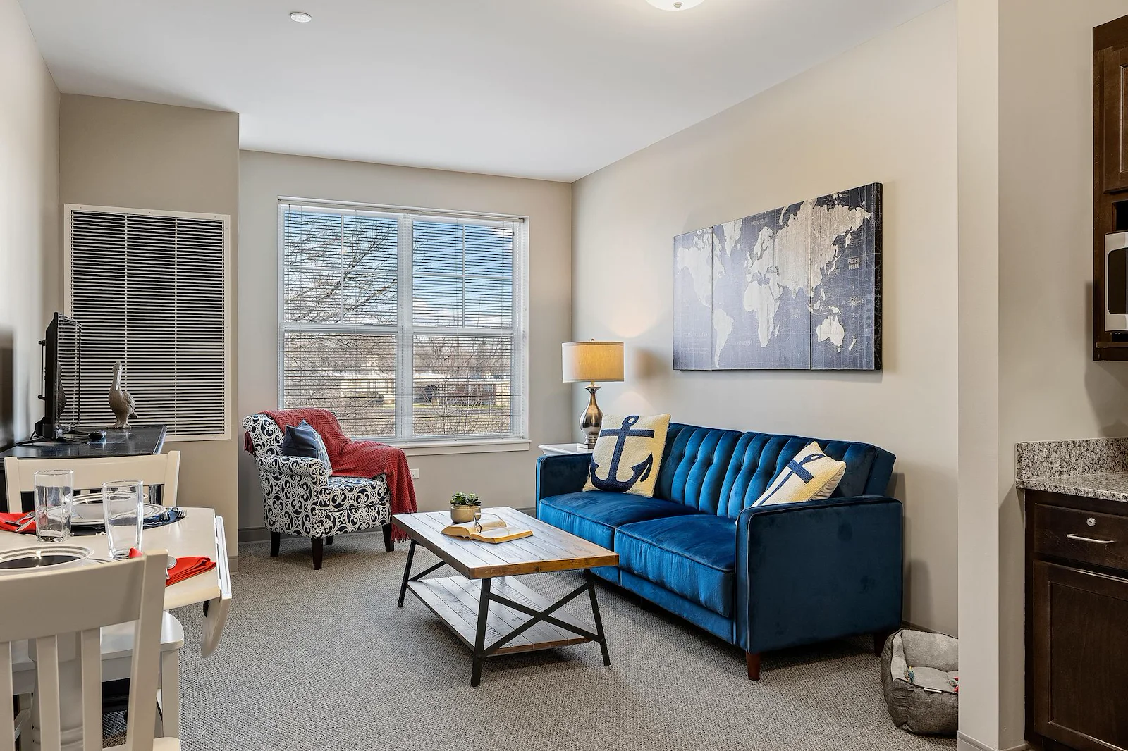 Alto Wheaton, senior living community offering assisted living, memory care, and respite care in Wheaton, IL, apartment living room with great natural lighting