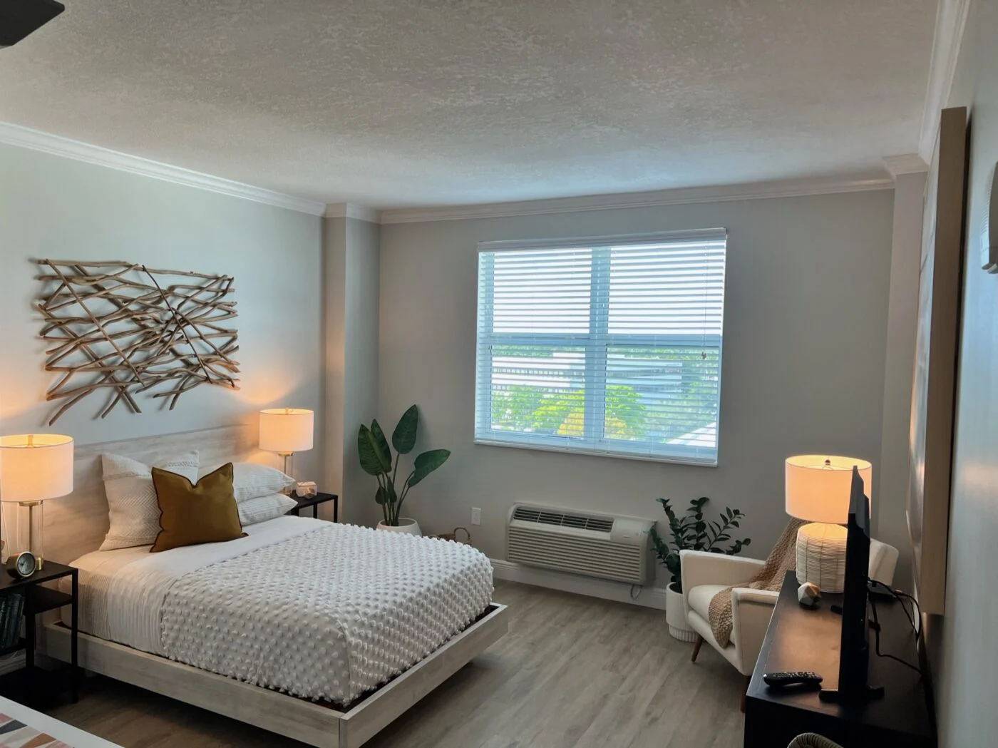 Image of The Sterling Aventura (2)