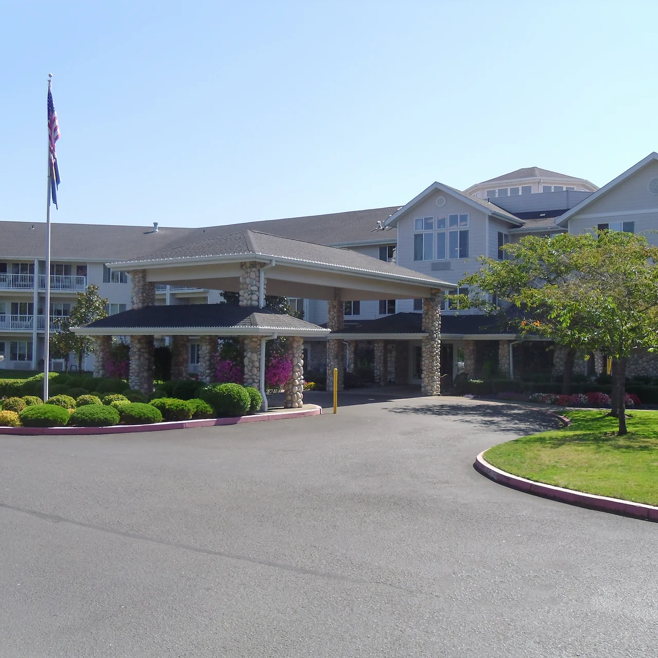 Somerset Lodge Gracious Retirement Living Hawthorn Senior Independent Living in Gladstone, Oregon front exterior