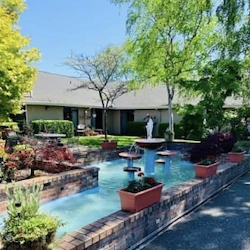 Image of Cap Sante Court Community (3)