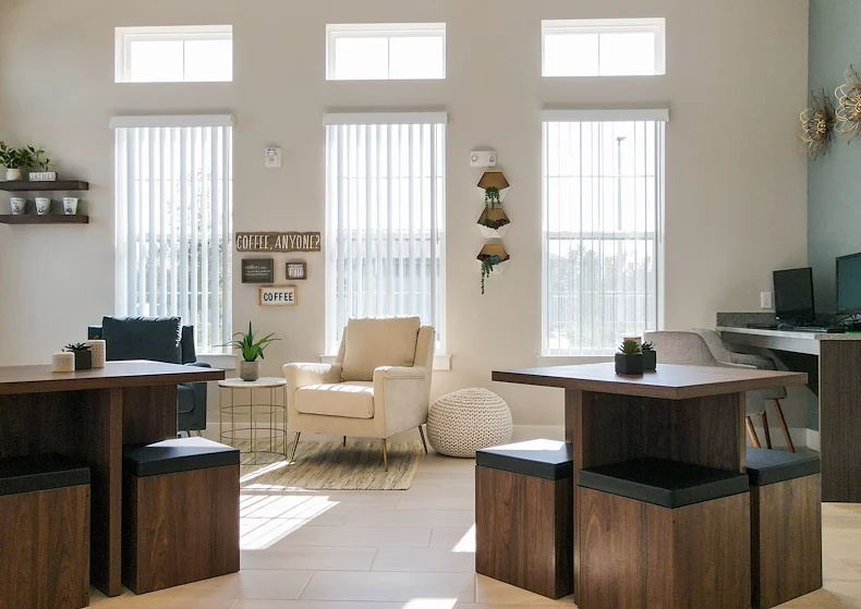 Banyan Reserve Seniors, senior living community offering active adult living and independent living in Lakeland, FL, common space with seating