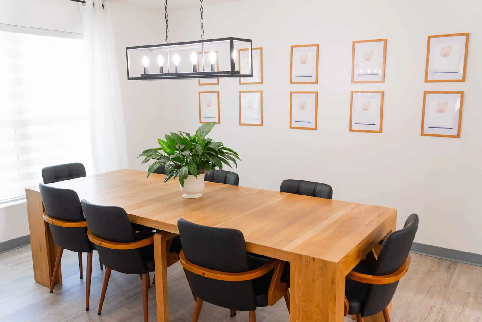 Legato Living Residential Memory Care at Heartland Hills senior living community offering assisted living, memory care, adult day services, and respite care in Bellevue, NE, dining room with a large wooden table