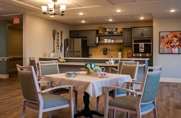 Independent living, assisted living, memory care, and respite care at Broadwell Senior Living – Plymouth in Plymouth, MN, community kitchen and dining area