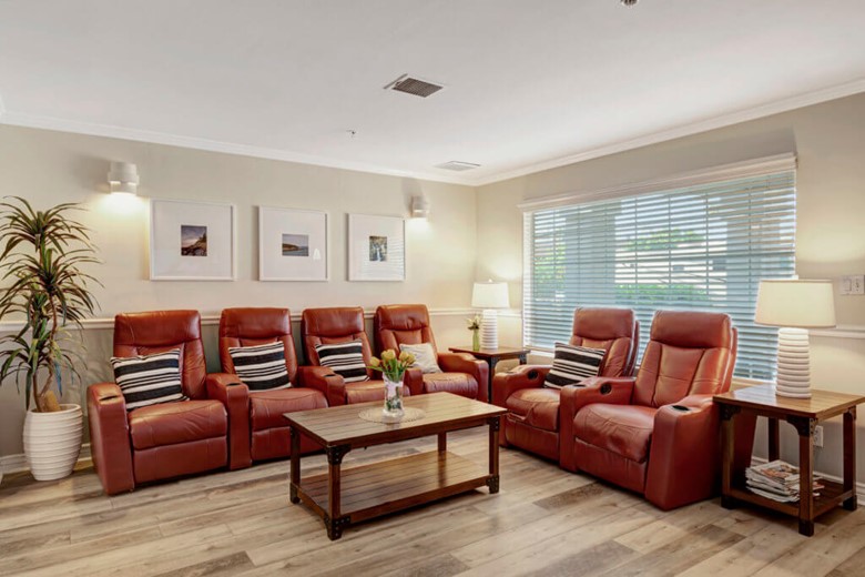 Image of Valencia Home at 19th Pl. #2 (5)