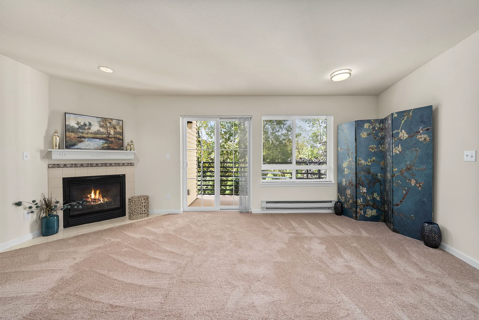 Chateau Pacific Lynnwood, WA, apartment living room