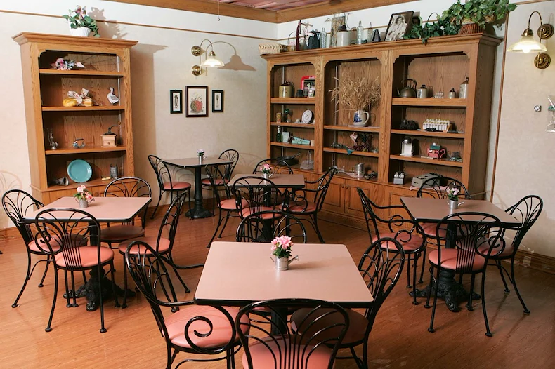 Ascension Living Bethlehem Woods Village senior living community offering independent living, assisted living, and memory care in La Grange Park, IL, dining room