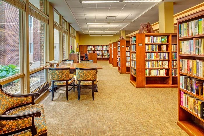 Covenant Living at The Holmstad in Batavia, IL, library