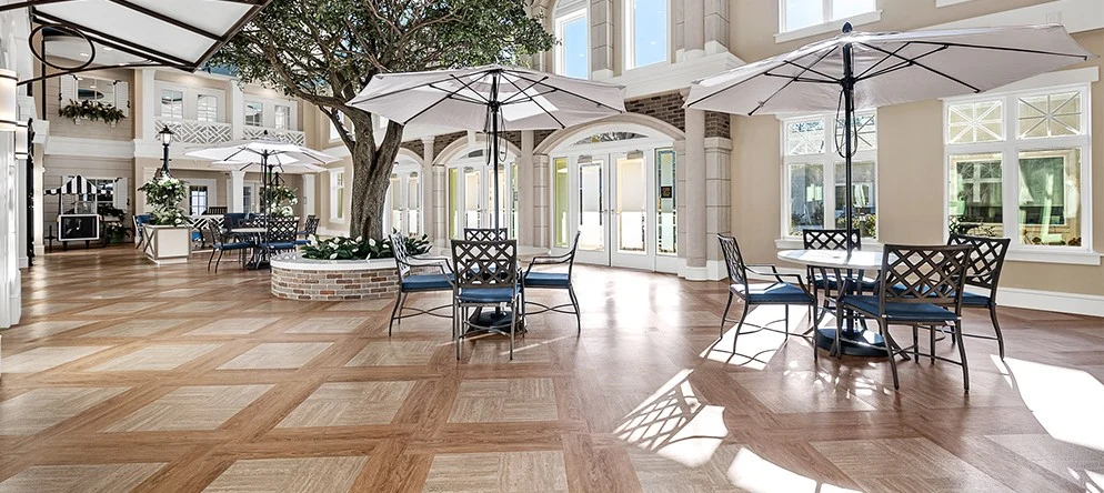 Westhill Newnan Crossing senior living community offering assisted living and memory care in Newnan, GA, casual dining area with outdoor feel