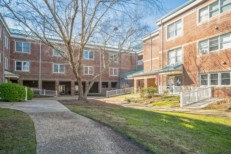 Barclay House of Tarboro senior living community offering independent living, assisted living, and memory care in Tarboro, NC, outdoor space featuring a walking path