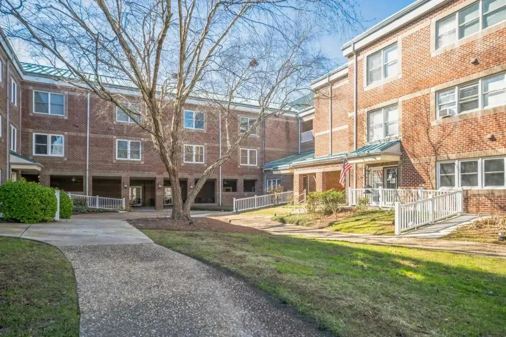 Barclay House of Tarboro senior living community offering independent living, assisted living, and memory care in Tarboro, NC, outdoor space featuring a walking path