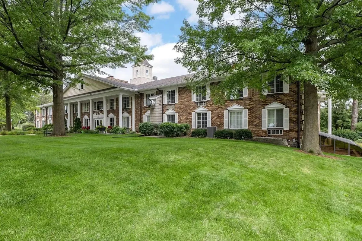 Image of Brown Deer Place (8)