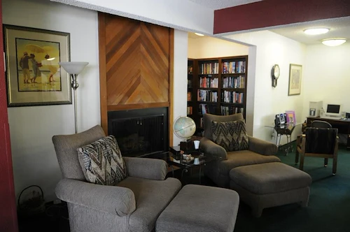 Image of Lakeside Manor (8)
