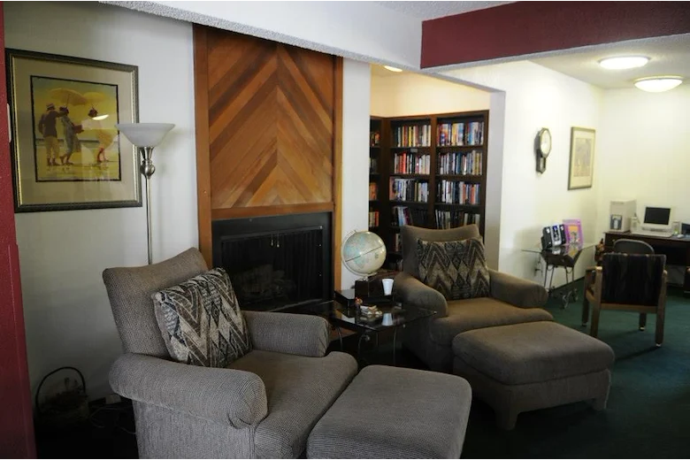 Image of Lakeside Manor (8)