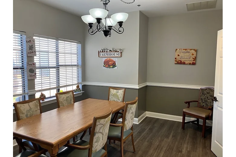 Colonial Oaks at Arlington, TX, visiting area with table