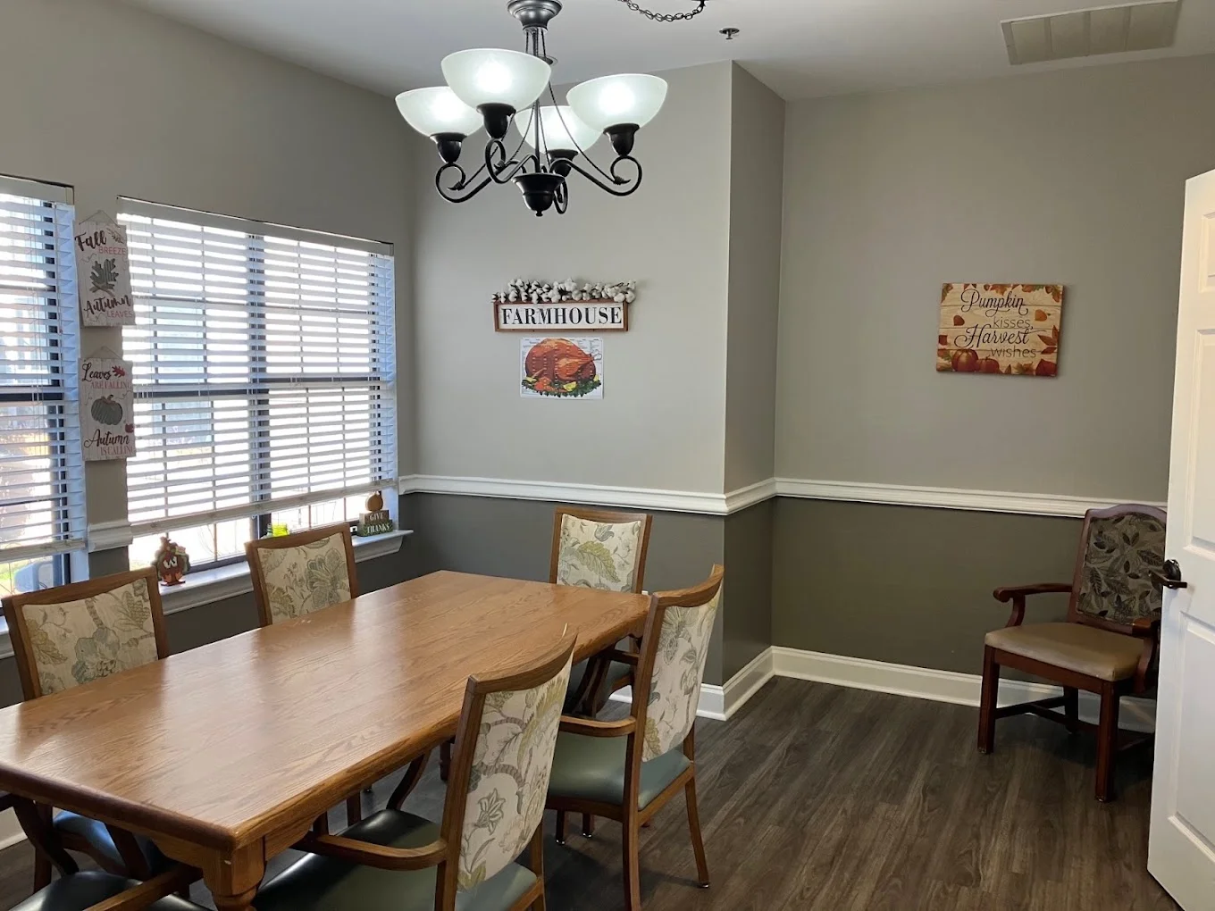 Colonial Oaks at Arlington, TX, visiting area with table