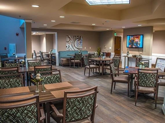Avamere at Seaside senior living community offering independent living, assisted living, memory care, and respite care in Seaside, OR, dining room