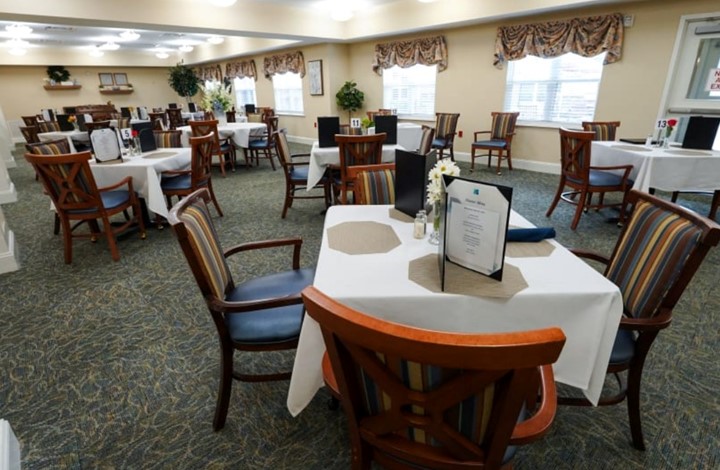 Columbia senior living dining room